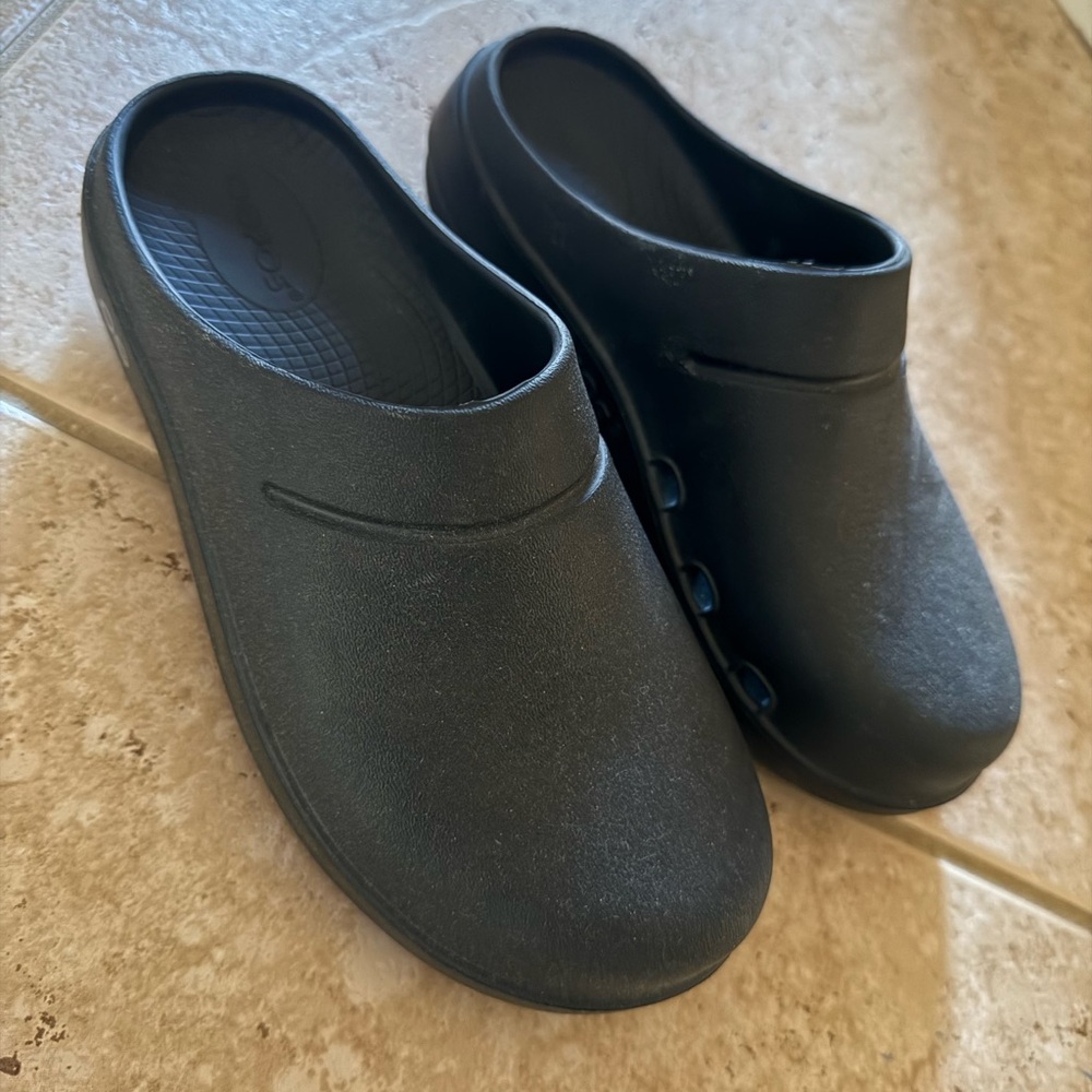 OOFOS WOMEN'S OOCLOOG CLOG - BLACK Size 6